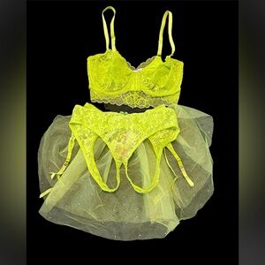 Savage X Fenty Neon Green Lace Bra Set and Garter 🍀